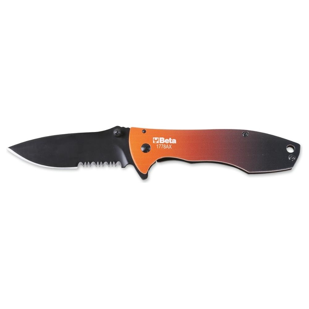 coltello a serramanico lama in acciaio inossidabile seghettata, impugnatura in alluminio, con dentello apertura agevolata, • in astuccio beta 1778ax
